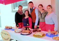Kuchenverkauf bei Pasta Fino-Eröffnung in Zillham Kuchenverkauf bei Pasta Fino-Eröffnung in Zillham