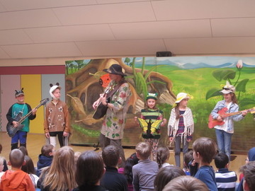 Kinder spielen Hauptrollen im Theaterstück